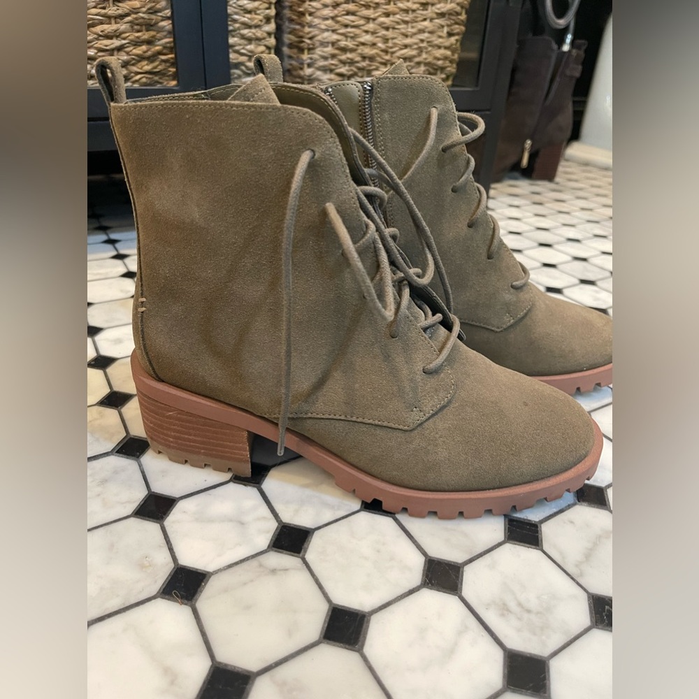 Caslon Keaton Water Resistant Lace Up Bootie - size 7.5